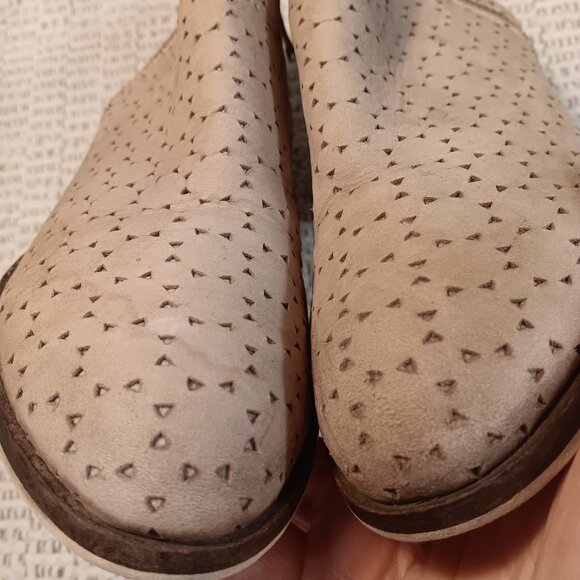 Bata women's tan beige leather laser cut out double zipper ankle boots sz 6.5 US - Picture 6 of 13